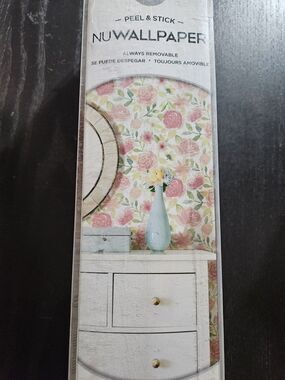 NuWallpaper Audrey Flowers Vinyl Peel and Stick Wallpaper Roll 20.5 in. x 18 ft.